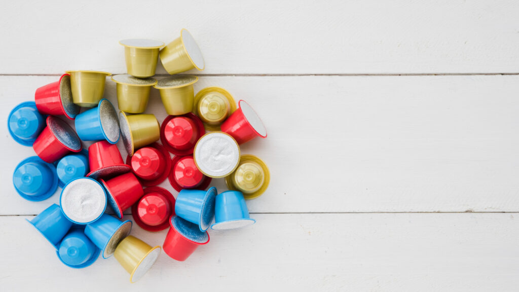 Pote de vidro com borra de café, sal e azeite de oliva, ingredientes para a pasta caseira de renovar madeira.