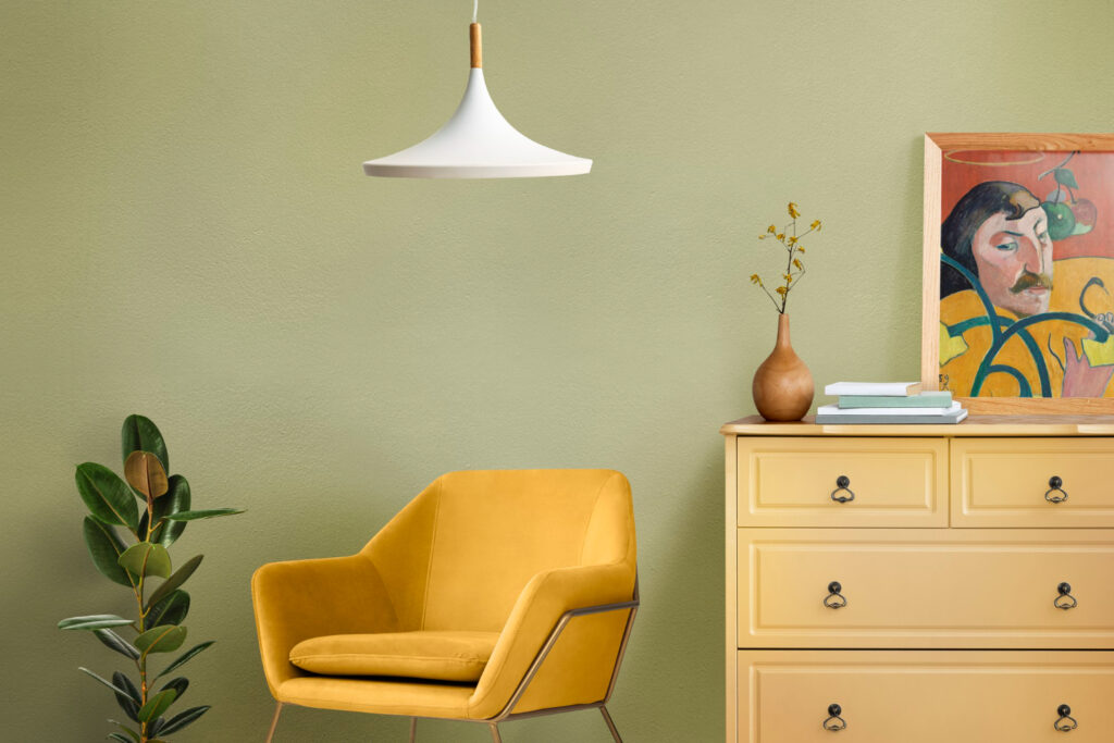 Mãos organizam toalhas e itens de higiene pessoal arrumados dentro de uma gaveta, simbolizando um lar acolhedor.