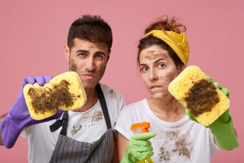 Kit de limpeza de varanda com produtos ecológicos em um balde, ao lado de um pano de microfibra e uma pequena pá, pronto para a ação