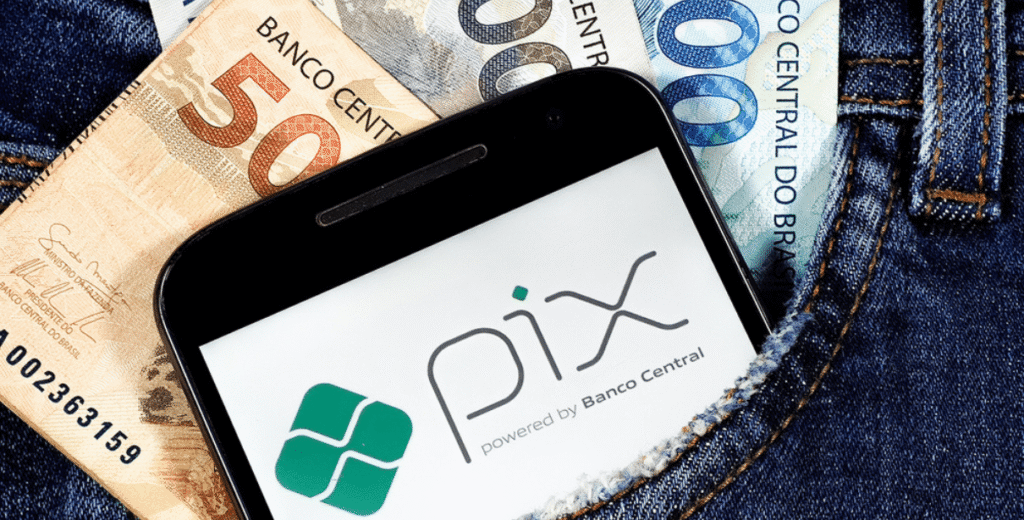 gráfico de score de crédito subindo ao fundo para ilustrar se fazer Pix aumenta o score.