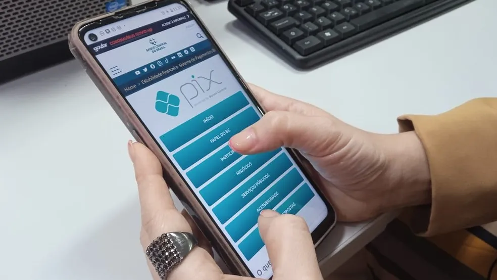 Infográfico simples explicando como funciona o Pix em três passos: chave, valor e confirmação.