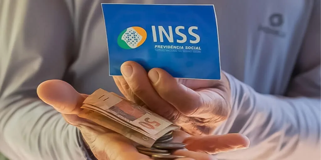 Casal feliz de idosos aproveitando a vida, simbolizando os direitos dos aposentados e a segurança financeira.
