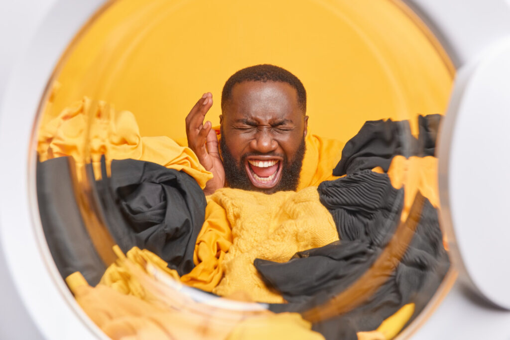 Pilha de roupas brancas impecáveis após aprender a tirar o amarelado de roupas brancas