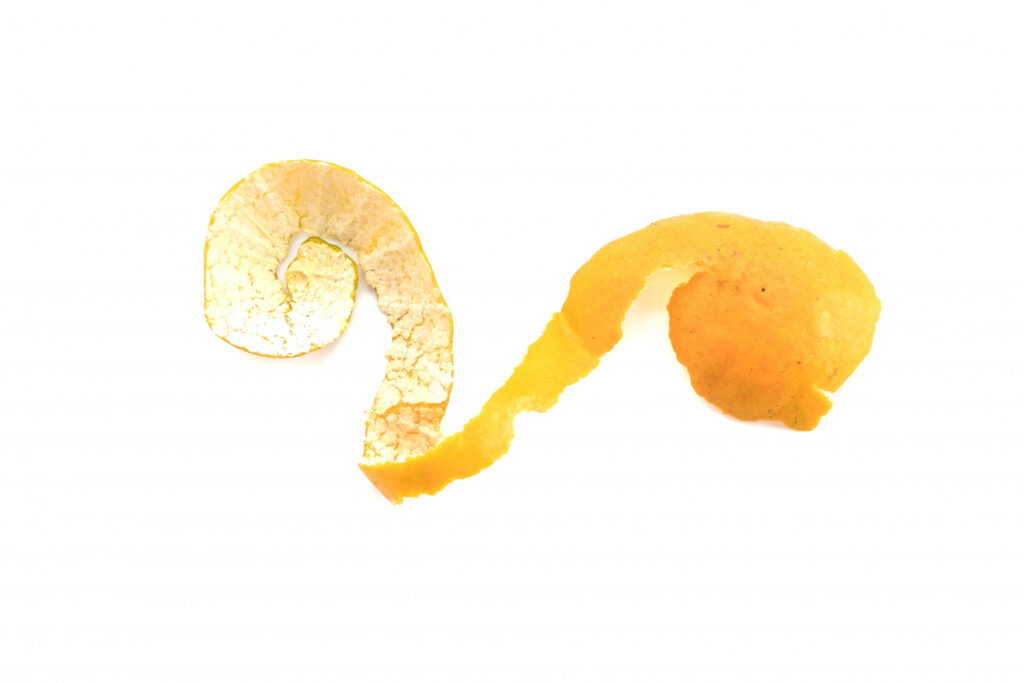 Pauzinhos de canela e cascas de laranja frescas, ingredientes com conhecidos benefícios da canela.