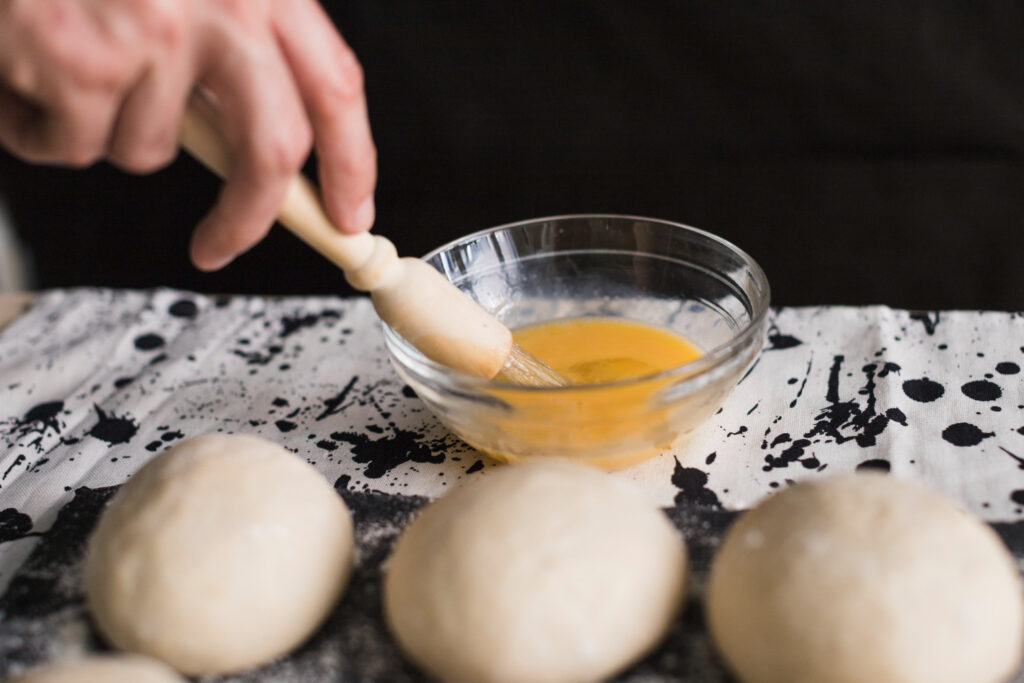 Bolo de massa branca macio e alto, com cobertura cremosa, revelando o segredo do bolo de massa branca
