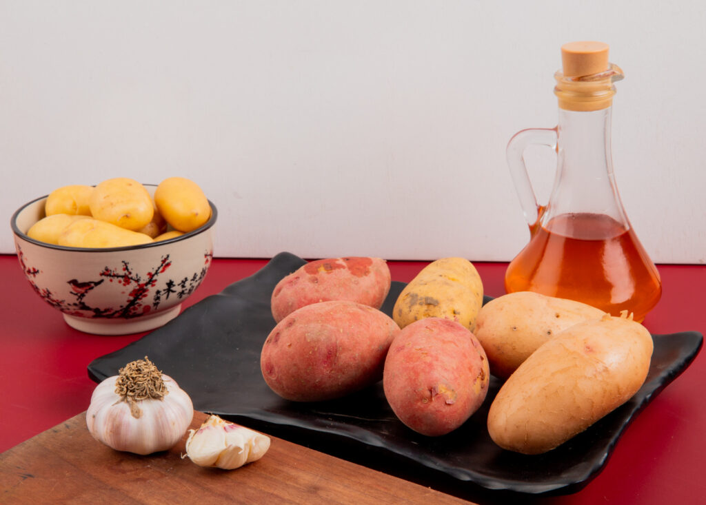 Um saco de batatas de juta com uma maçã verde no meio, ilustrando o truque com batata e maçã