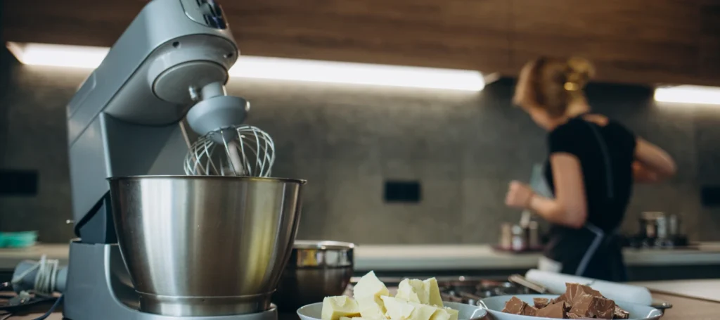 Detalhe de uma tigela de batedeira planetária com diversos batedores, representando a escolha da Melhor batedeira planetária.