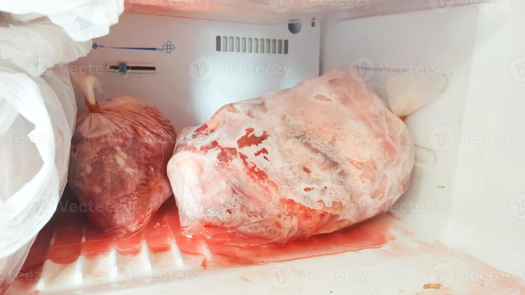 Copo de bebida com cubos de gelo cristalinos, ilustrando que o gelo do seu freezer está com gosto ruim e precisa de atenção