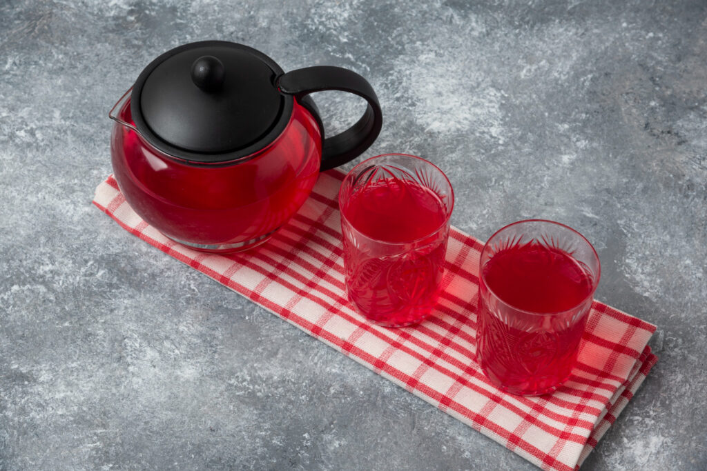 Potes com diferentes tipos de erva-mate saborizada, incluindo coco, menta e limão, mostrando a variedade disponível.