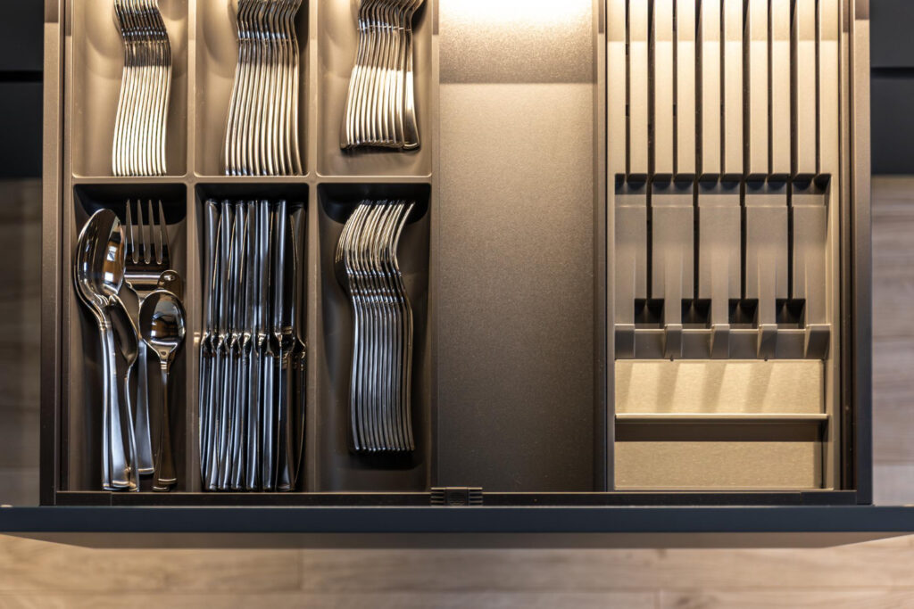 Linha 5: Descrição ALT imagem 1: Closet planejado moderno com divisórias, espelho e iluminação interna. Ideal para montar um closet planejado funcional.