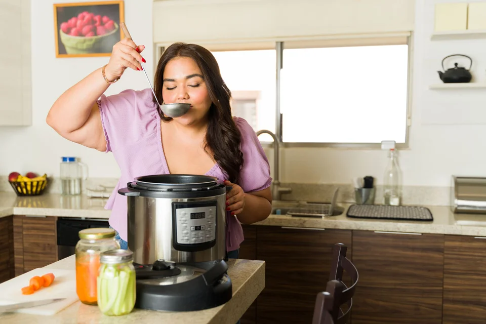Uma panela de pressão elétrica moderna em um balcão de cozinha, realçando a praticidade da panela de pressão elétrica no Saldão.