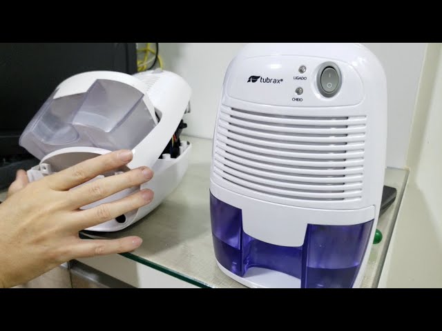 Uma pessoa frustrada olhando para um desumidificador parado, simbolizando "desumidificador quebra no calor".