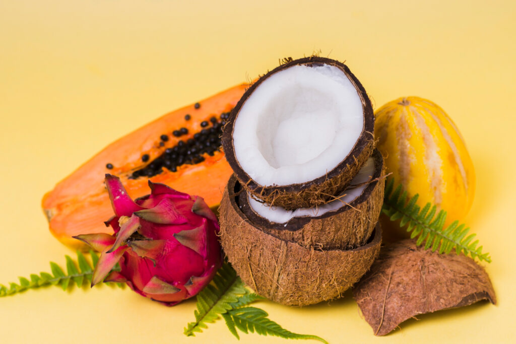 Cuia de tereré com bomba e erva-mate, destacando o irresistível sabor do coco no mate em um dia ensolarado