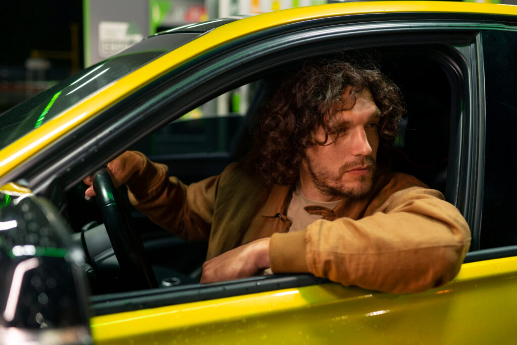 interior de carro sob o sol forte, mostrando o perigo de deixar no carro no verão itens sensíveis.