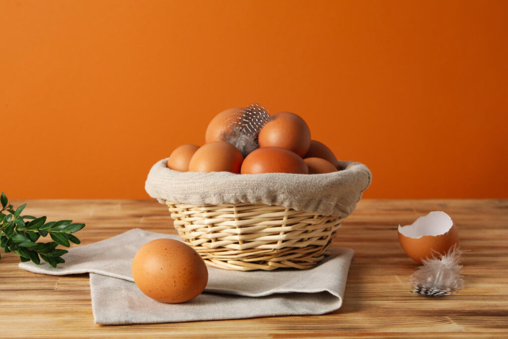 Mãos preparando ingredientes para um café da manhã rápido e nutritivo