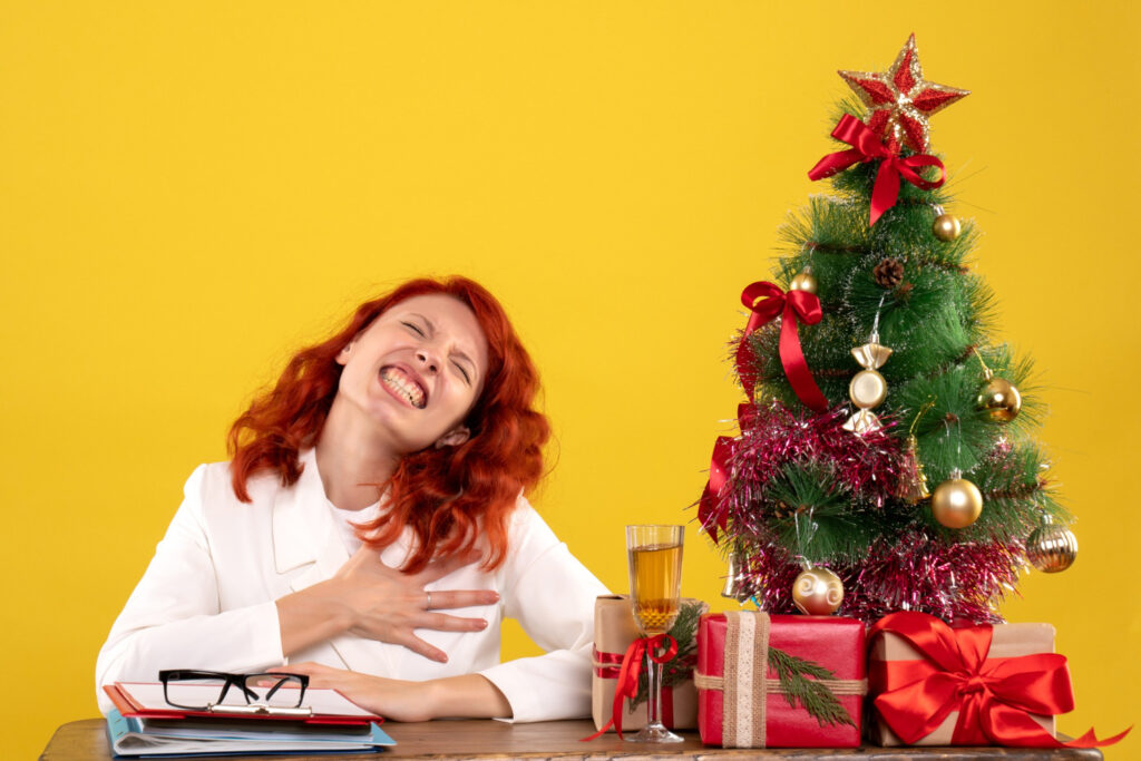 Uma pilha de caixas de presente coloridas sob uma árvore de Natal iluminada, simbolizando os presentes recebidos no Natal.