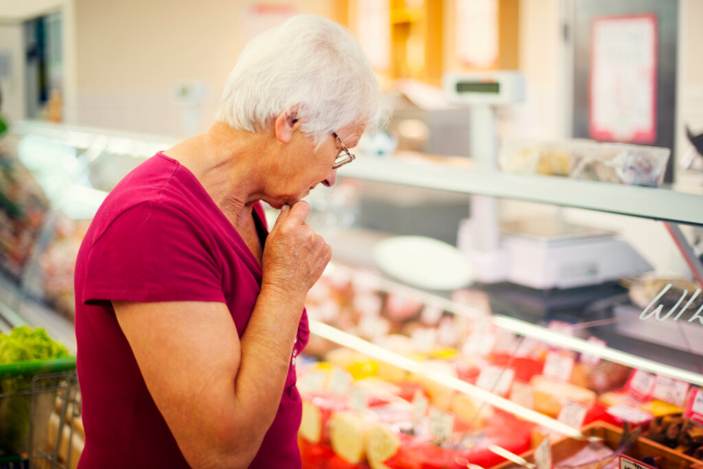 Recipientes transparentes com vegetais e carnes organizados para congelar alimentos.