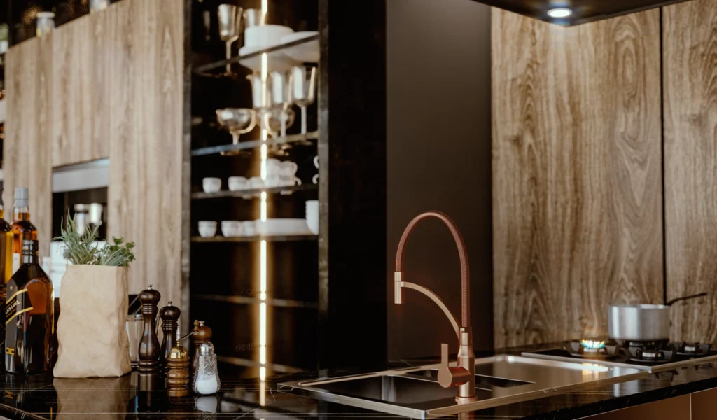 Mão de uma pessoa apontando para gotas de água caindo de uma torneira gourmet que vaza no Natal.