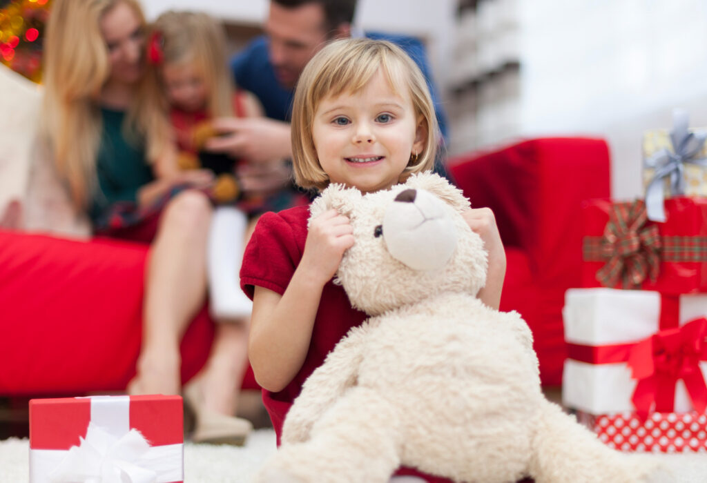Uma tigela grande de vidro com um salpicão cremoso e colorido, destacando a maionese no salpicão