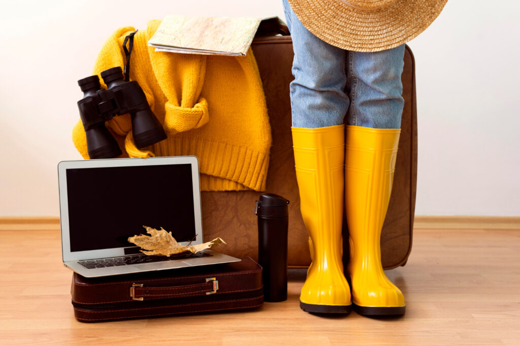 Mulher colocando um sapato de couro limpo dentro de um saco plástico para congelar, ilustrando a técnica de congelar sapatos de couro