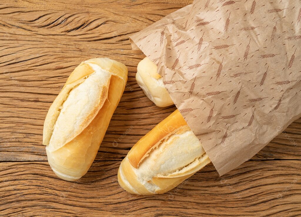 Pão francês dentro de um saco de papel pardo, ilustrando o erro comum ao guardar o pão que sobrou.