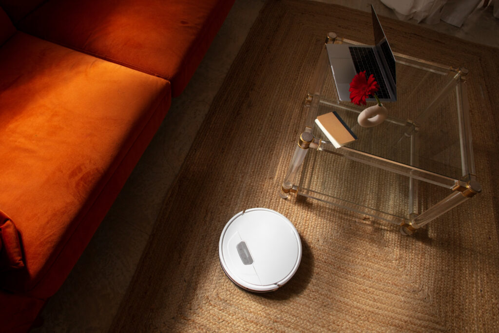 Robô aspirador redondo parado em um canto sujo, destacando por que o robô aspirador não limpa os cantos